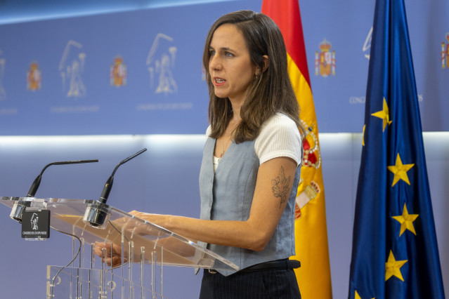 La portavoz de Podemos en el Congreso, Ione Belarra, durante una rueda de prensa anterior a la Junta de Portavoces, en el Congreso de los Diputados, a 1 de octubre de 2025, en Madrid (España).
