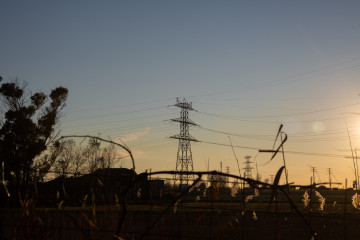 Archivo - Un poste eléctrico, a 12 de enero de 2021, en Barcelona, Cataluña (España). Según los datos provisionales del Operador del Mercado Ibérico de Energía (OMIE), el precio promedio de la l