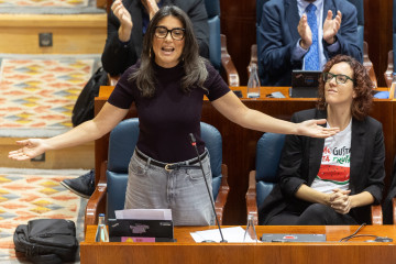 La portavoz de Más Madrid en la Asamblea de Madrid, Manuela Bergerot, interviene durante un pleno en la Asamblea de Madrid, a 2 de octubre de 2025, en Madrid (España). La situación del transporte p