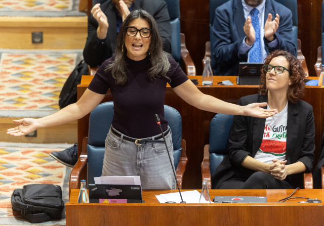 La portavoz de Más Madrid en la Asamblea de Madrid, Manuela Bergerot, interviene durante un pleno en la Asamblea de Madrid, a 2 de octubre de 2025, en Madrid (España). La situación del transporte público, la migración y la situación de la Franja de Gaza c