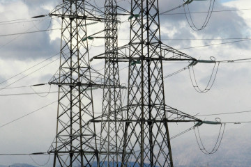 Archivo - Electricidad, energía, cables, torres eléctricas, corriente