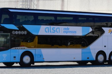 Archivo - Autobús de doble piso de Alsa.