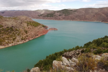 Archivo - Uno de los embalses del río Ebro.