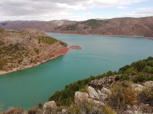 Archivo - Uno de los embalses del río Ebro.