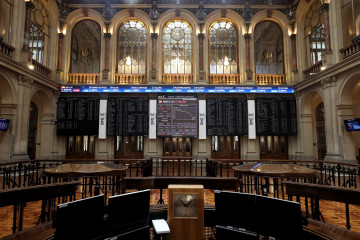 Archivo - Un panel del Ibex 35 en el centro del Palacio de la Bolsa, a 23 de septiembre de 2022, en Madrid (España).