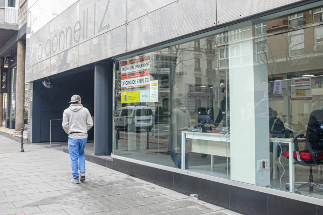 Archivo - Un hombre pasea frente a una Oficina de Empleo de Madrid