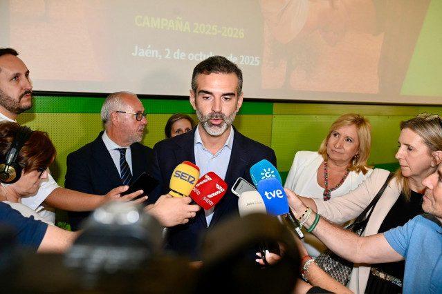 El consejero de Agricultura, Pesca, Agua y Desarrollo Rural, Ramón Fernández-Pacheco, atiende a los medios de comunicación en foro de producción del olivar de la campaña 2025-2026 en Andalucía celebrado en Mengíbar (Jaén).