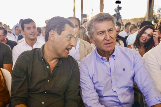 El presidente del PP, Alberto Núñez Feijóo ,(d) junto al presidente de la Junta de Andalucía, Juanma Moreno, (i) en Alhaurín el Grande, a 12 de septiembre de 2025 en Málaga (Andalucía, España). Málaga)