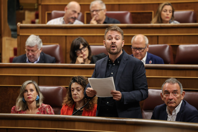 El diputado de Compromís integrado en Sumar, Alberto Ibáñez, interviene durante una sesión de control al Gobierno en el Congreso de los Diputados, a 17 de septiembre de 2025, en Madrid (España).