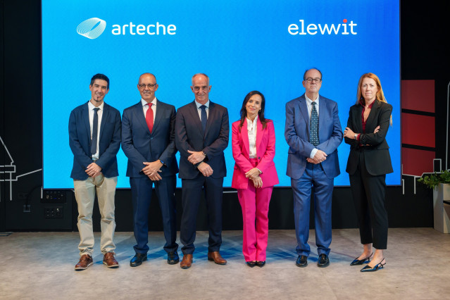 En el centro, Alexander Artetxe (CEO de Arteche) y Beatriz Corredor (presidenta de Redeia) en la presentación de Arin Technologies en BAT B Accelerator Tower
