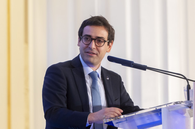 El vicepresidente ejecutivo de Prosperidad y Estrategia Industrial de la Comisión Europea, Stéphane Séjourn, participa en un desayuno informativo de Fórum Europa, a 2 de octubre de 2025, en Madrid (España).