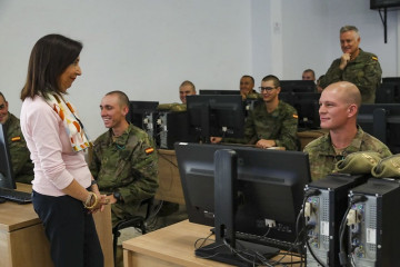 La ministra de Defensa, Margarita Robles, ha visitado este jueves el Centro de Formación de Tropa (Cefot) nº 1 de Cáceres