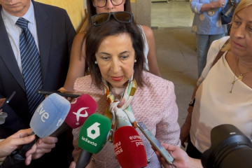 La ministra de Defensa, Margarita Robles, en su visita al Cefot de Cáceres.
