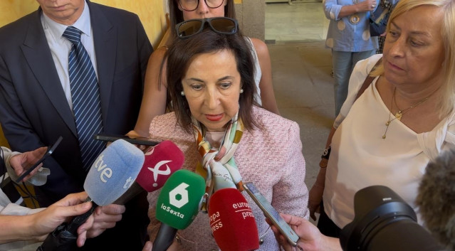 La ministra de Defensa, Margarita Robles, en su visita al Cefot de Cáceres.