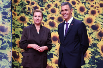 El presidente del Gobierno, Pedro Sánchez, saluda a la primera ministra de Dinamarca, Mette Frederiksen, durante la VII reunión de la Comunidad Política Europea, a 2 de octubre de 2025, en Copenhag
