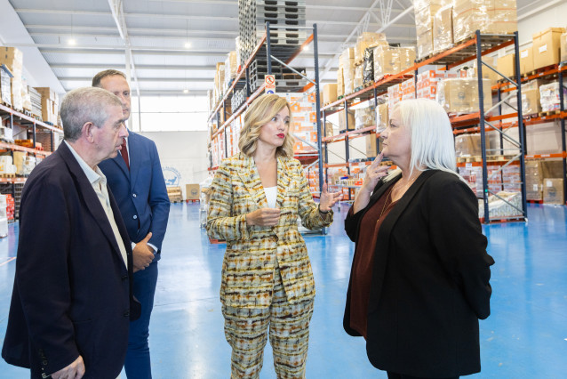 La ministra de Educación, Formación Profesional y Deportes y Portavoz del Gobierno, Pilar Alegría (2d), durante una visita a la Fundación Tervalis en Teruel, a 2 de octubre de 2025, en Teruel, Aragón (España).