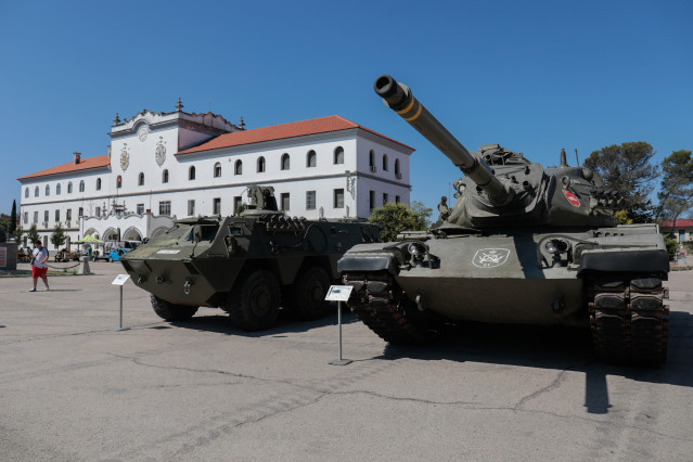 Archivo - Varios vehículos militares durante una concentración motera, en la base militar El Goloso, a 24 de junio de 2023, en Guadarrama, Madrid (España).