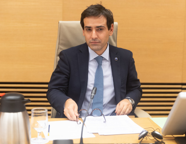 El vicepresidente ejecutivo de Prosperidad y Estrategia Industrial de la Comisión Europea, Stéphane Séjourné, comparece ante la Comisión Mixta para la Unión Europea, en el Congreso de los Diputados, a 2 de octubre de 2025, en Madrid (España).