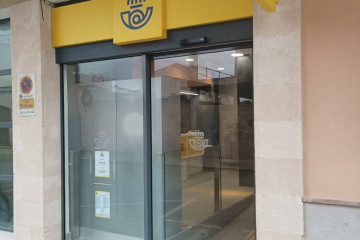 Archivo - Entrada de la oficina de Correos de Llucmajor.