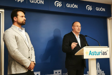 El secretario general del PP, Miguel Tellado (dcha), acompañado del presidente del PP asturiano, Álvaro Queipo, interviene en la sede del PP gijonés ante responsables del partido regionales y local