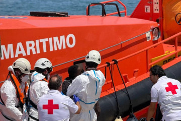 Archivo - Efectivos de Cruz Roja atienden en el Puerto de Alicante a personas localizadas en una patera.