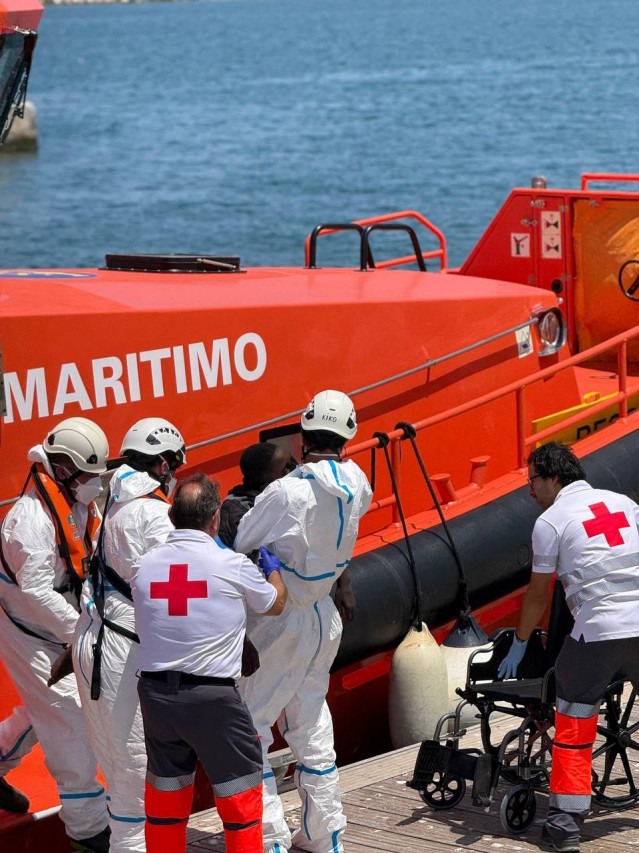 Archivo - Efectivos de Cruz Roja atienden en el Puerto de Alicante a personas localizadas en una patera.