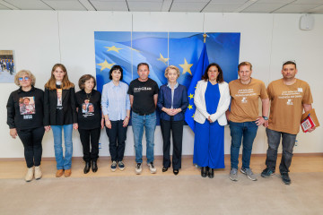 Archivo - Representantes de las tres principales asociaciones de víctimas de la DANA durante una reunión con las presidenta de la Comisión Europea, Ursula Von der Leyen (5d), a 13 de mayo de 2025, 
