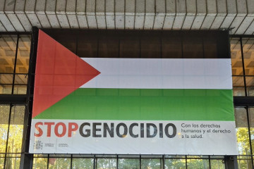 Imagen de una bandera palestina de grandes dimensiones con el lema 'Stop genocidio' desplegada en el Ministerio de Sanidad.