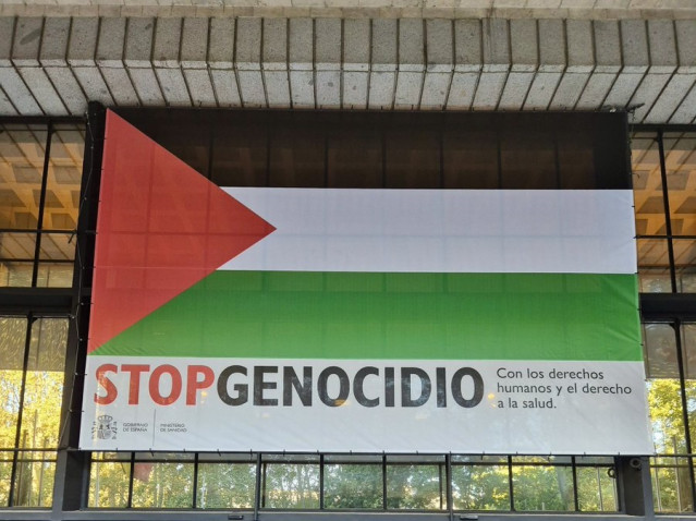 Imagen de una bandera palestina de grandes dimensiones con el lema 'Stop genocidio' desplegada en el Ministerio de Sanidad.