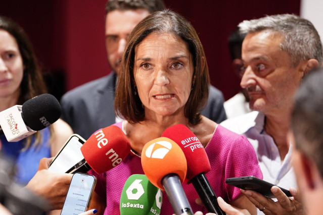 Archivo - La portavoz del PSOE en el Ayuntamiento, Reyes Maroto, atiende a los medios durante el photocall de la gala de entrega de los I Premios Pedro Zerolo, en el Teatro Magno, a 30 de junio de 2025, en Madrid (España).