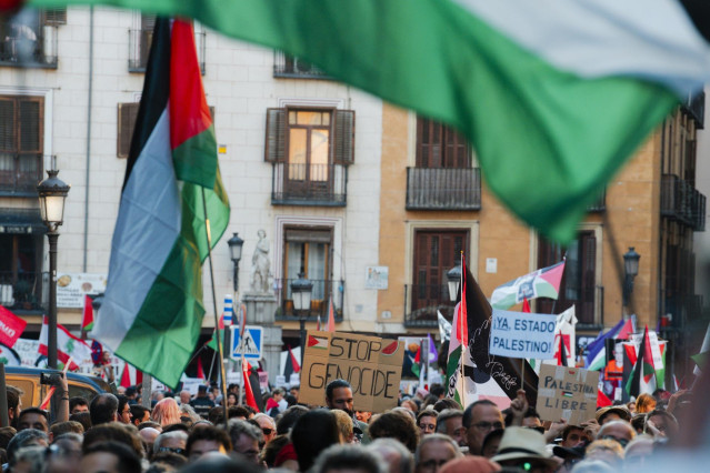Decenas de personas durante una concentración en apoyo a la Global Sumud Flotilla, frente al Ministerio de Asuntos Exteriores, a 2 de octubre de 2025, en Madrid (España).
