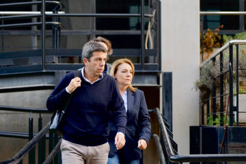 Archivo - El presidente de la Generalitat valenciana, Carlos Mazón y la vicepresidenta y consellera de Servicios Sociales, Igualdad y Vivienda, Susana Camarero, a su llegada la reunión del Centro de