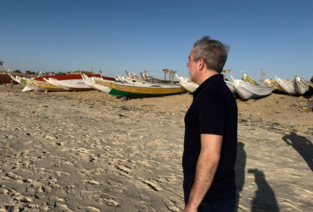 Archivo - El presidente del Gobierno de Canarias, Fernando Clavijo, en la costa de Mauritania