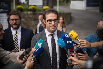 El ministro de Economía, Carlos Cuerpo, ofrece declaraciones a los medios a su llegada a la segunda jornada del ‘Foro de La Toja'.