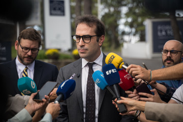 El ministro de Economía, Carlos Cuerpo, ofrece declaraciones a los medios a su llegada a la segunda jornada del ‘Foro La Toja'.