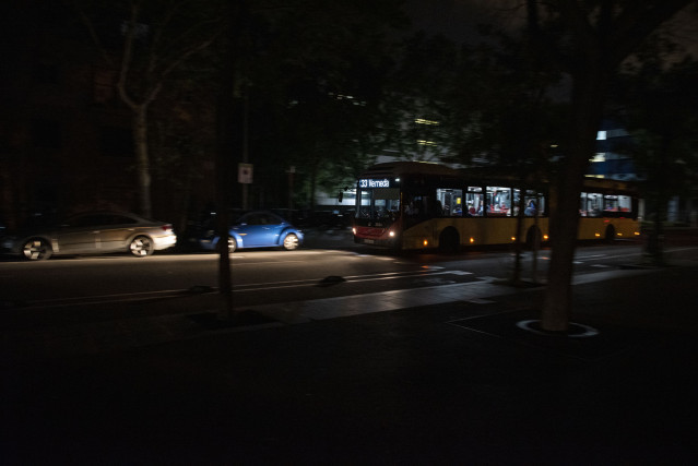 Archivo - Las calles de la ciudad sin luz durante el apagón, a 28 de abril de 2025, en Barcelona, Catalunya (España).