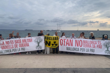 Más de medio centenar de personas protestan contra el fondeo del portaaviones en Palma
