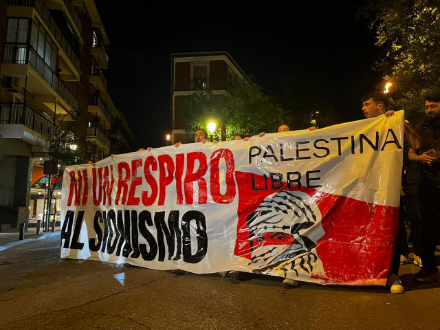 Manifestantes portan una pancarta en la que se lee 
