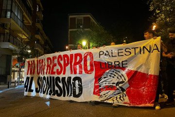Manifestantes portan una pancarta en la que se lee 