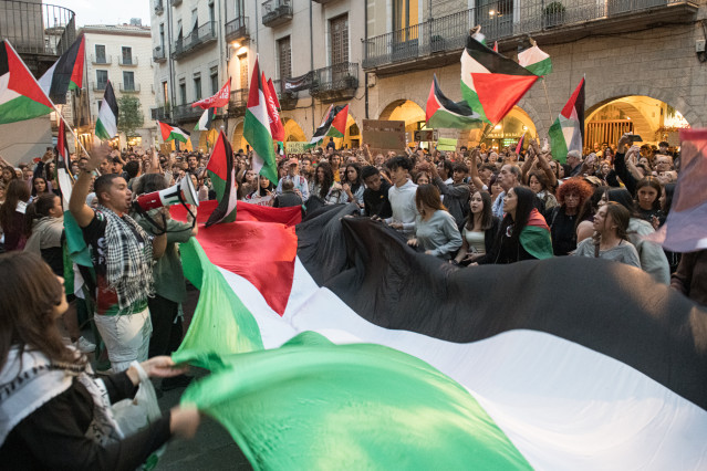 Cientos de personas durante una concentración en apoyo a la Global Sumud Flotilla, en la Plaza del Vi, a 2 de octubre de 2025, en Girona, Catalunya (España).