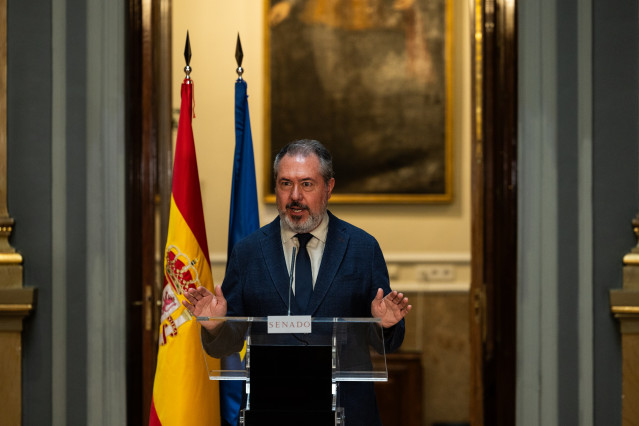 El portavoz del PSOE en el Senado, Juan Espadas, durante una rueda de prensa, en el Senado, a 4 de septiembre de 2025, en Madrid (España).