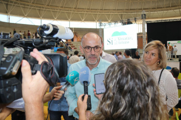 El secretario de Organización del PSOE de Extremadura, Manuel Mejías, atiende a los medios en el marco del acto de firma de la 'Alianza por Almaraz' celebrado este sábado en Navalmoral de la Mata (