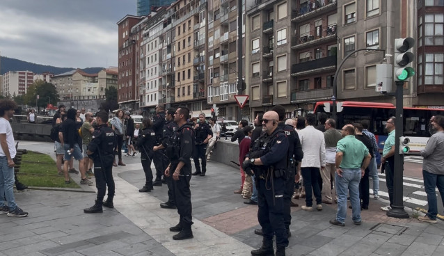 Varias personas increpan a los representantes de Vox en Bilbao