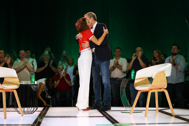 La vicepresidenta del Gobierno y secretaria general del PSOE, María Jesús Montero, con el expresidente del Gobierno José Luis Rodríguez Zapatero, en Sevilla, en el primer encuentro 'Con Acento. Diálogos para transformar Andalucía'.