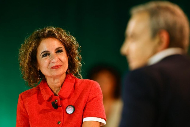 La vicepresidenta del Gobierno y secretaria general del PSOE de Andalucía, María Jesús Montero, con el expresidente del Gobierno, José Luis Rodríguez Zapatero.