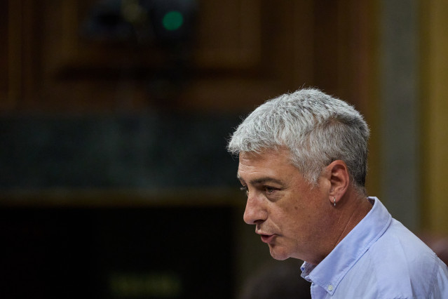 Archivo - El diputado de EH Bildu Oskar Matute durante un pleno