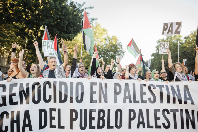 Decenas de personas durante la movilización bajo el lema ‘Alto al genocidio contra el pueblo Palestino. Por el fin al comercio de armas y a las relaciones con Israel’, a 4 de octubre de 2025, en Madrid (España).