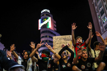 Cientos de personas durante la movilización bajo el lema ‘Alto al genocidio contra el pueblo Palestino. Por el fin al comercio de armas y a las relaciones con Israel’, a 4 de octubre de 2025, en 