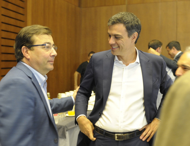 Archivo - El expresidente de la Junta de Extremadura Guillermo Fernández Vara junto al presidente del Gobierno de España, Pedro Sánchez. Imagen de archivo