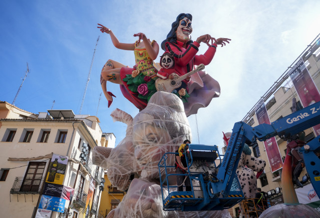 Archivo - Montaje de la falla El Pilar, a 11 de marzo de 2025, en Valencia, Comunidad Valenciana (España).